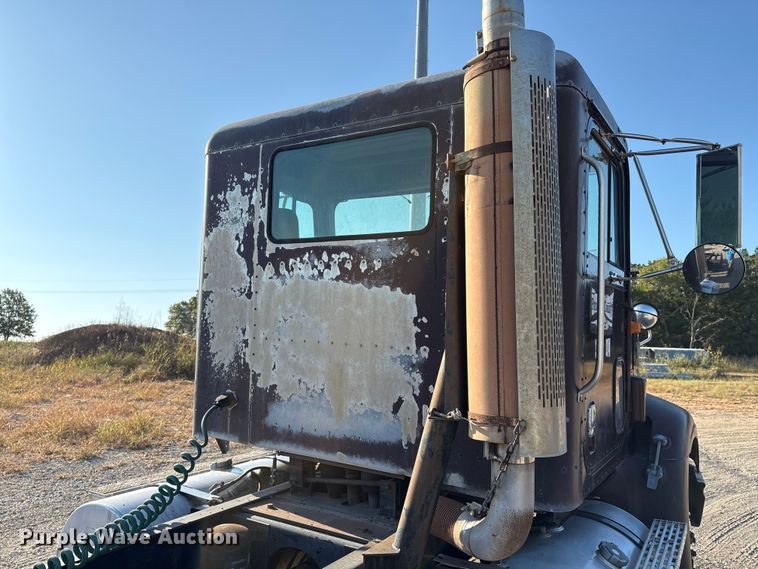 image for item IE9240 1997 International 9200 semi truck