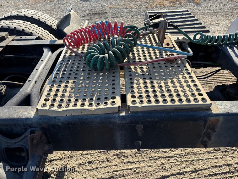 image for item IE9240 1997 International 9200 semi truck