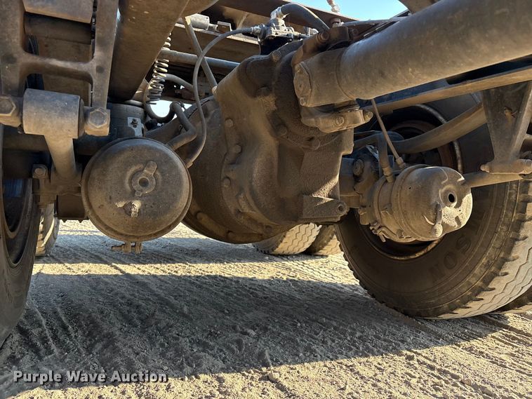 image for item IE9240 1997 International 9200 semi truck