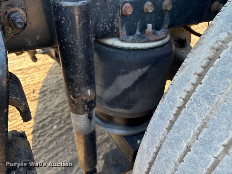 image for item IE9240 1997 International 9200 semi truck