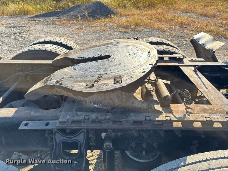 image for item IE9240 1997 International 9200 semi truck