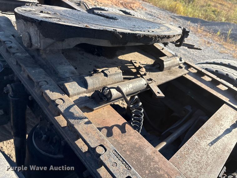 image for item IE9240 1997 International 9200 semi truck