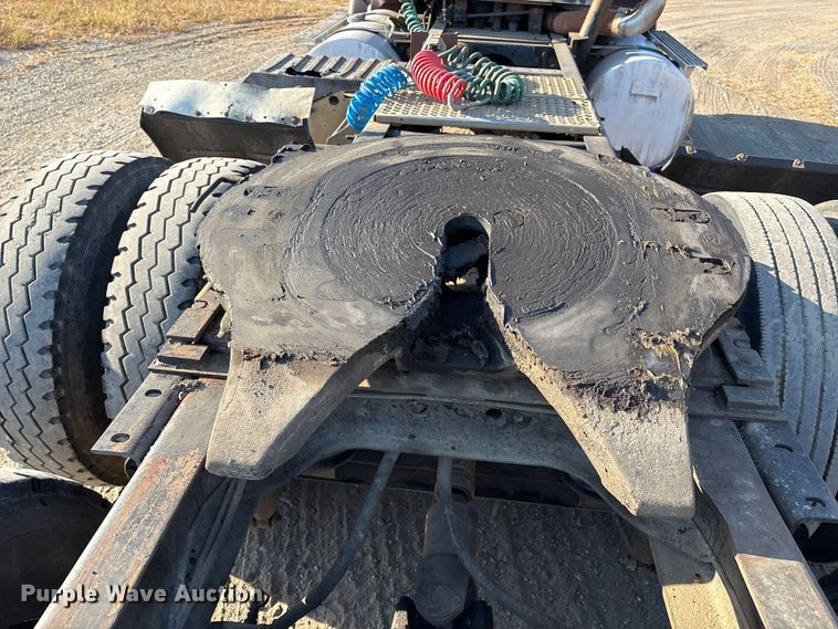 image for item IE9240 1997 International 9200 semi truck