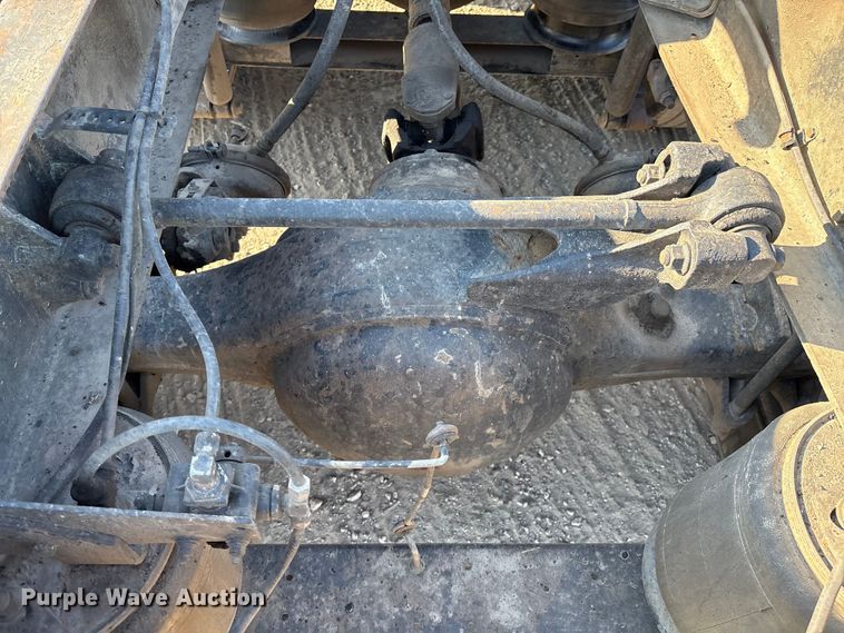 image for item IE9240 1997 International 9200 semi truck