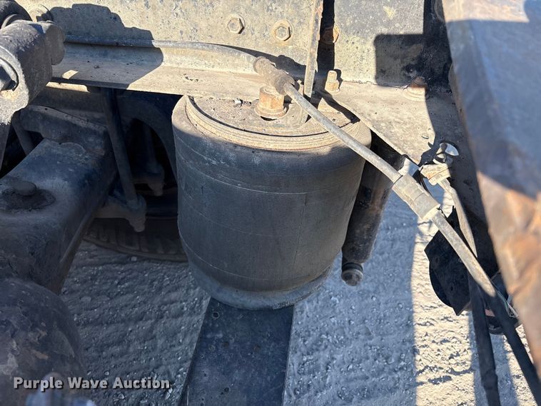 image for item IE9240 1997 International 9200 semi truck