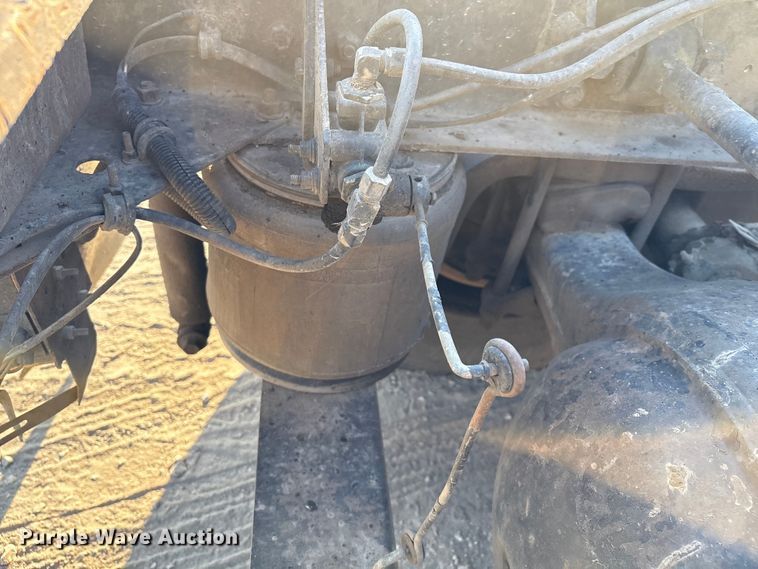 image for item IE9240 1997 International 9200 semi truck