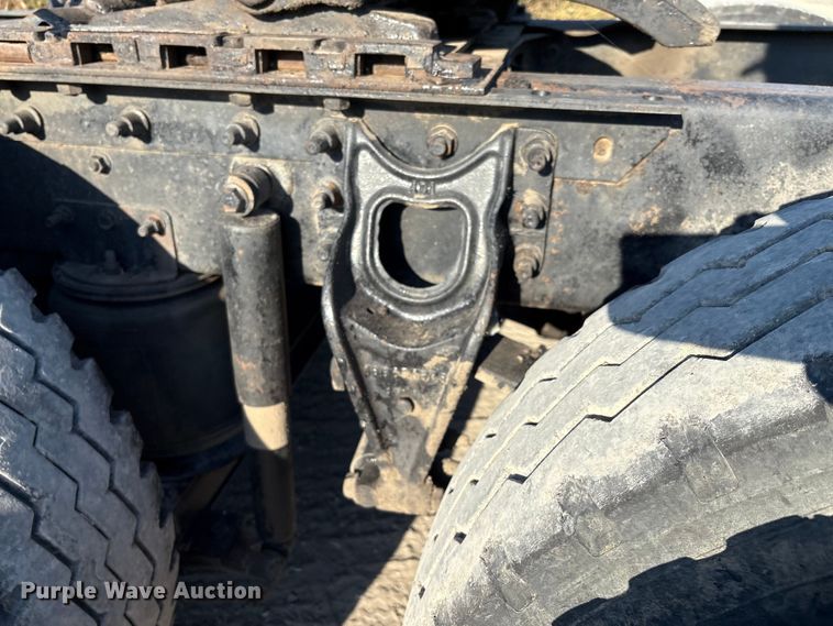 image for item IE9240 1997 International 9200 semi truck