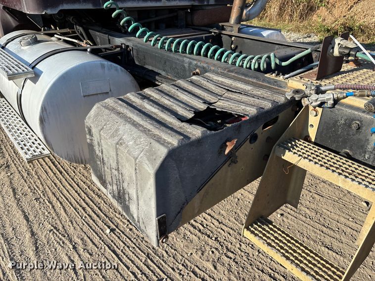 image for item IE9240 1997 International 9200 semi truck