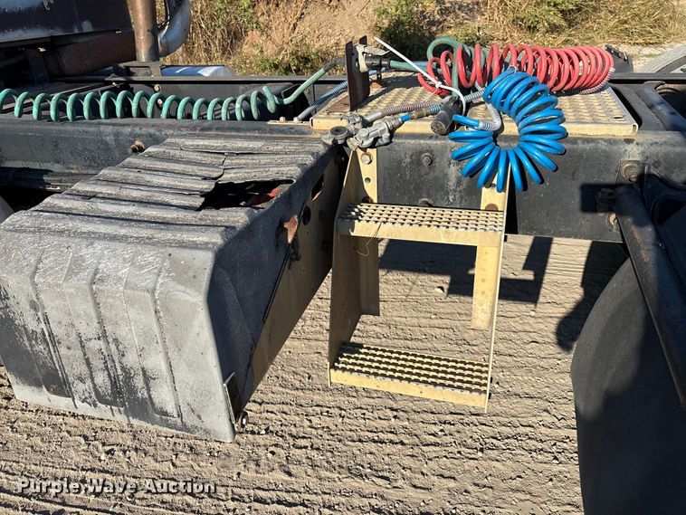 image for item IE9240 1997 International 9200 semi truck