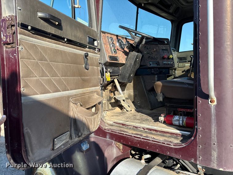 image for item IE9240 1997 International 9200 semi truck