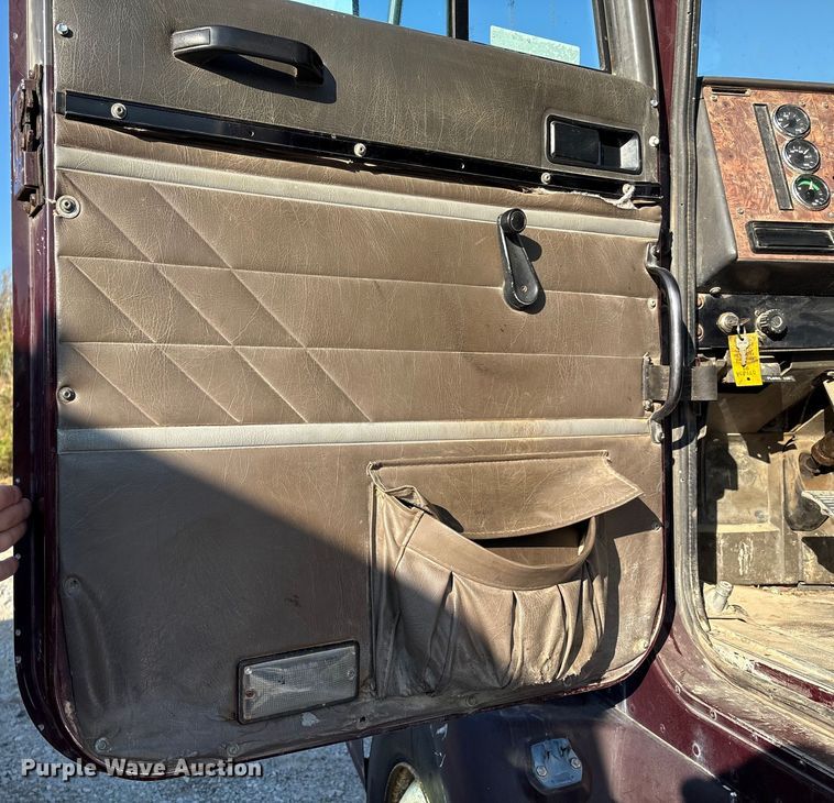 image for item IE9240 1997 International 9200 semi truck