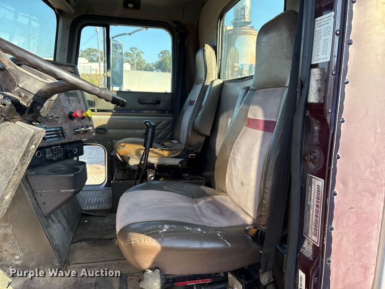 image for item IE9240 1997 International 9200 semi truck