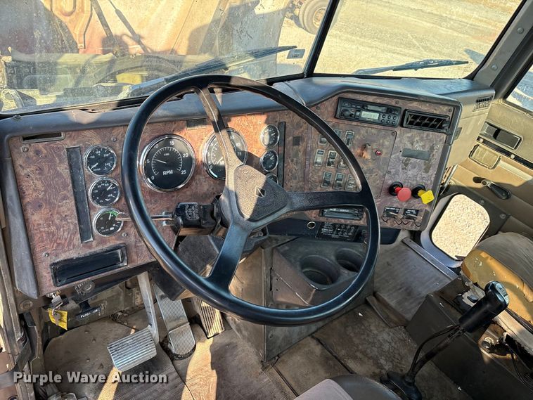 image for item IE9240 1997 International 9200 semi truck