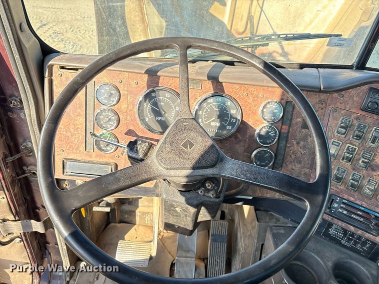 image for item IE9240 1997 International 9200 semi truck