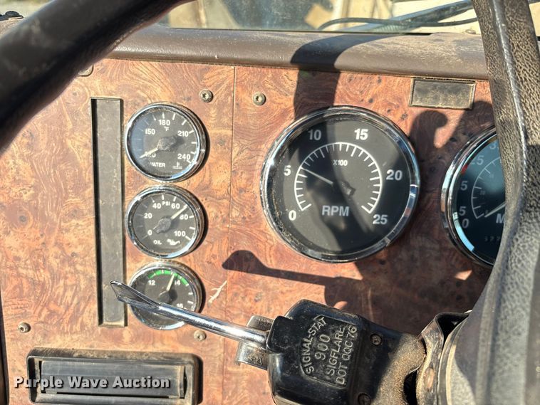 image for item IE9240 1997 International 9200 semi truck