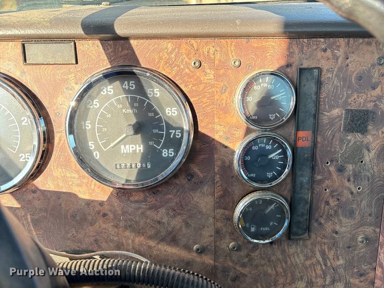 image for item IE9240 1997 International 9200 semi truck