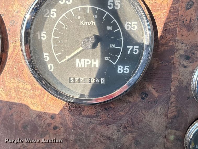 image for item IE9240 1997 International 9200 semi truck