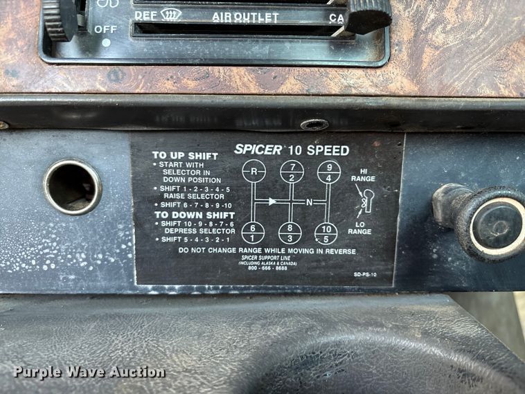 image for item IE9240 1997 International 9200 semi truck