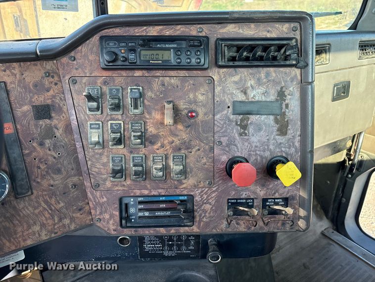 image for item IE9240 1997 International 9200 semi truck