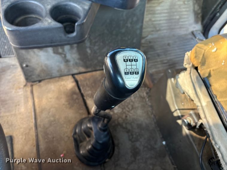 image for item IE9240 1997 International 9200 semi truck