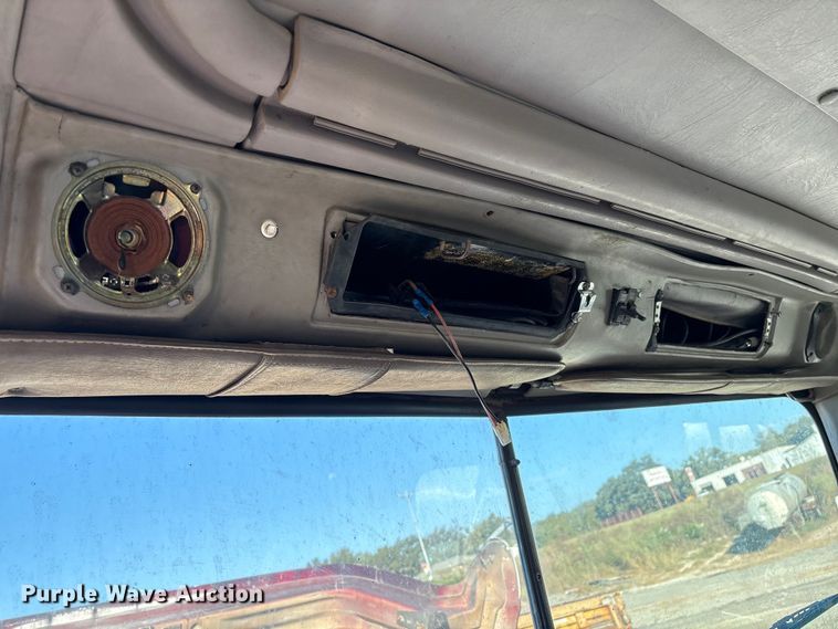 image for item IE9240 1997 International 9200 semi truck