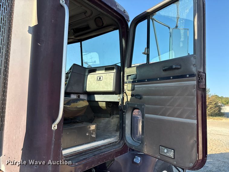 image for item IE9240 1997 International 9200 semi truck