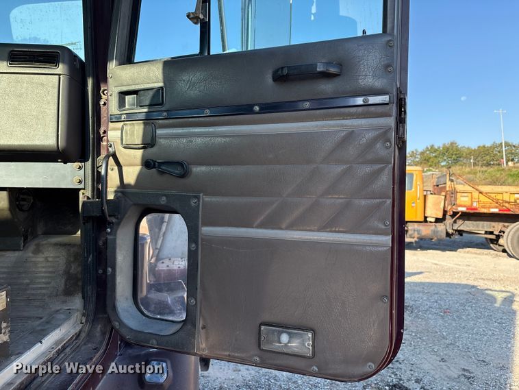 image for item IE9240 1997 International 9200 semi truck