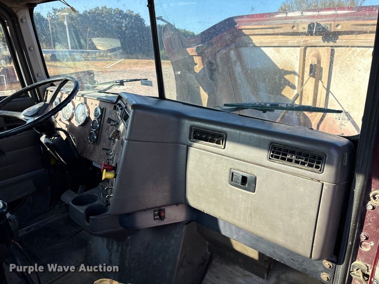 image for item IE9240 1997 International 9200 semi truck