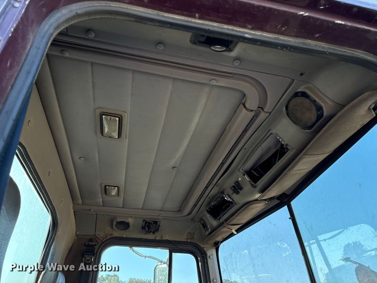 image for item IE9240 1997 International 9200 semi truck