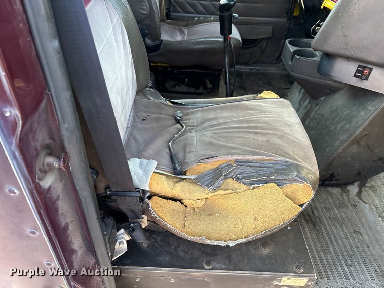 image for item IE9240 1997 International 9200 semi truck