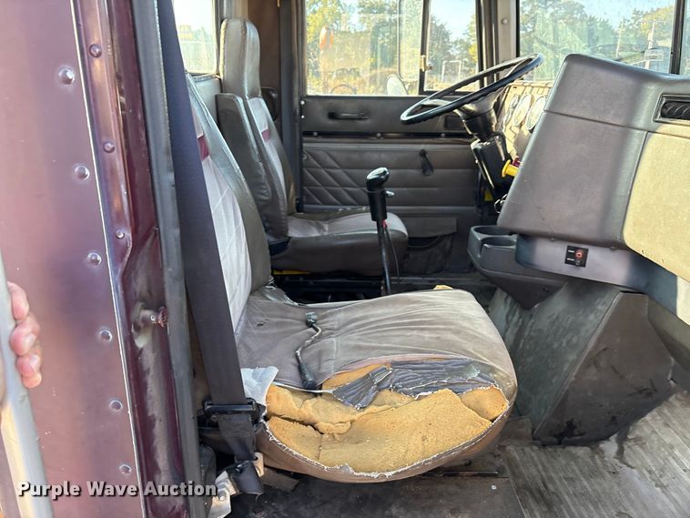 image for item IE9240 1997 International 9200 semi truck