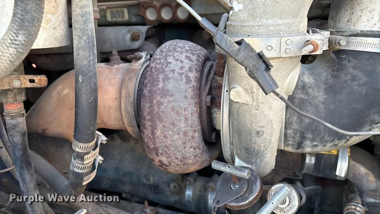 image for item IE9240 1997 International 9200 semi truck