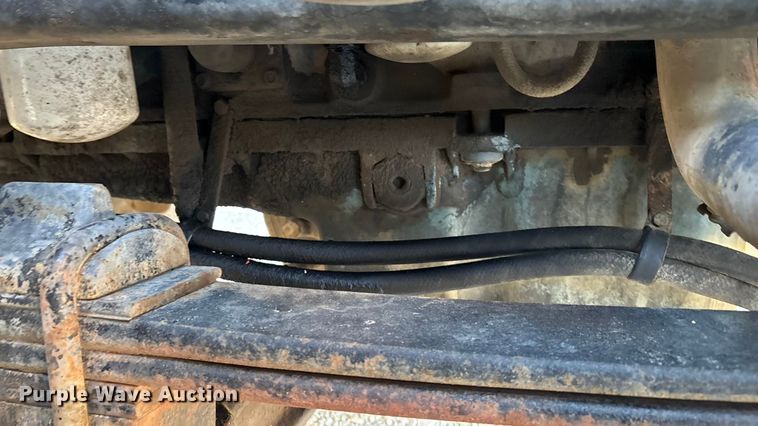 image for item IE9240 1997 International 9200 semi truck