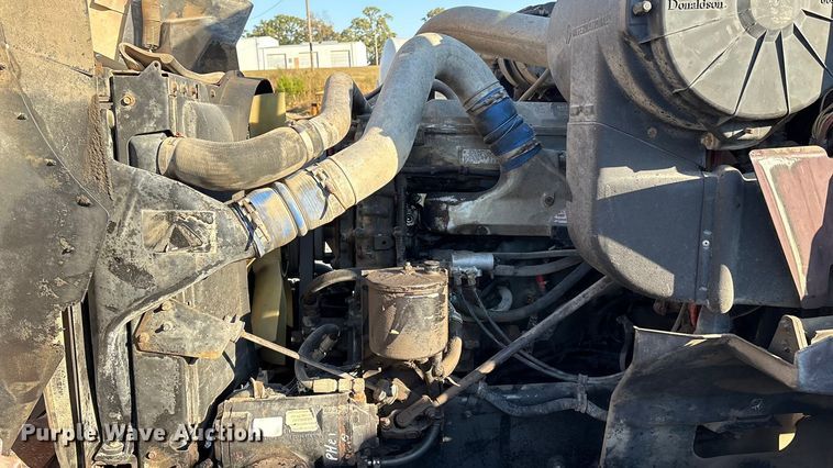 image for item IE9240 1997 International 9200 semi truck