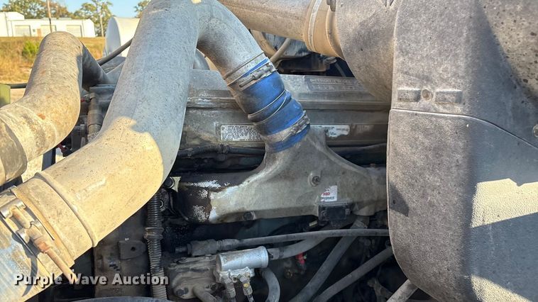 image for item IE9240 1997 International 9200 semi truck