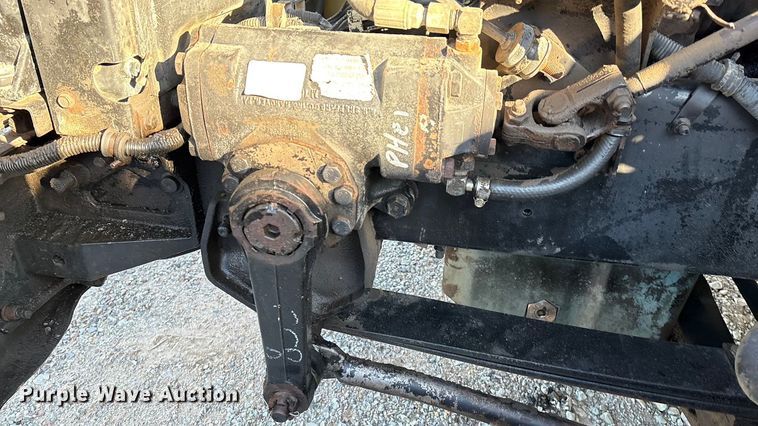 image for item IE9240 1997 International 9200 semi truck