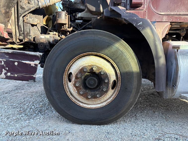 image for item IE9240 1997 International 9200 semi truck