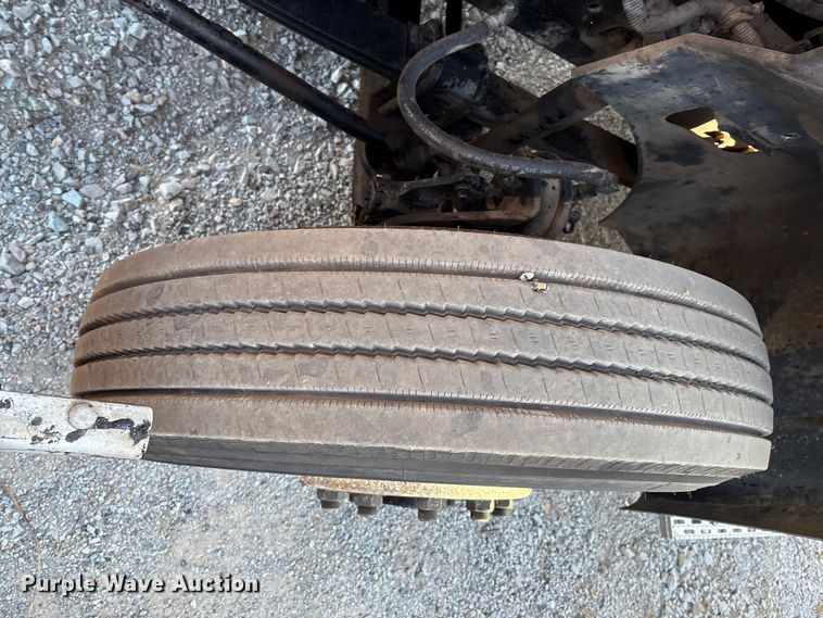 image for item IE9240 1997 International 9200 semi truck