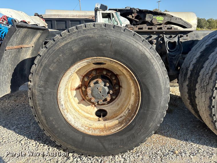 image for item IE9240 1997 International 9200 semi truck