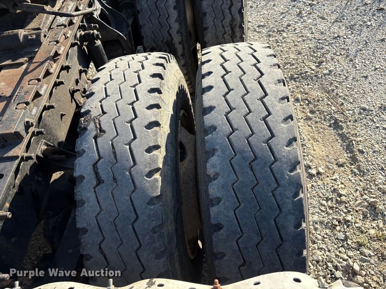 image for item IE9240 1997 International 9200 semi truck