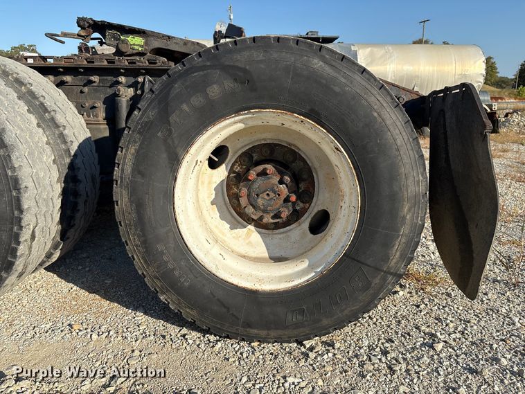 image for item IE9240 1997 International 9200 semi truck