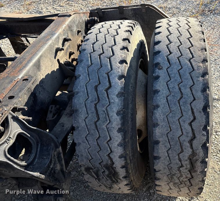 image for item IE9240 1997 International 9200 semi truck