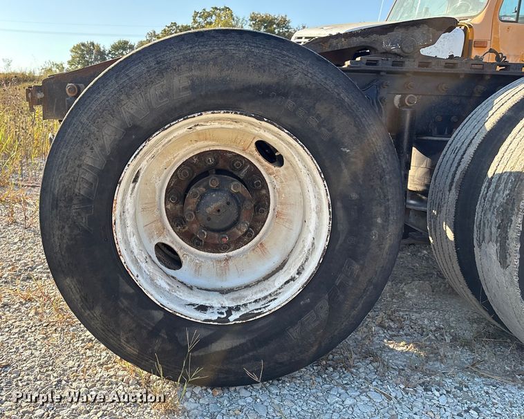 image for item IE9240 1997 International 9200 semi truck