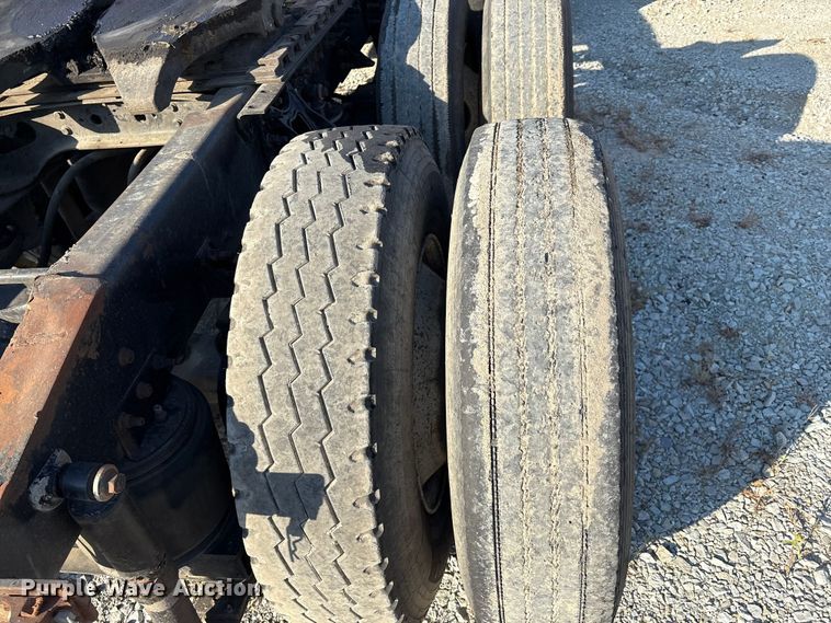 image for item IE9240 1997 International 9200 semi truck