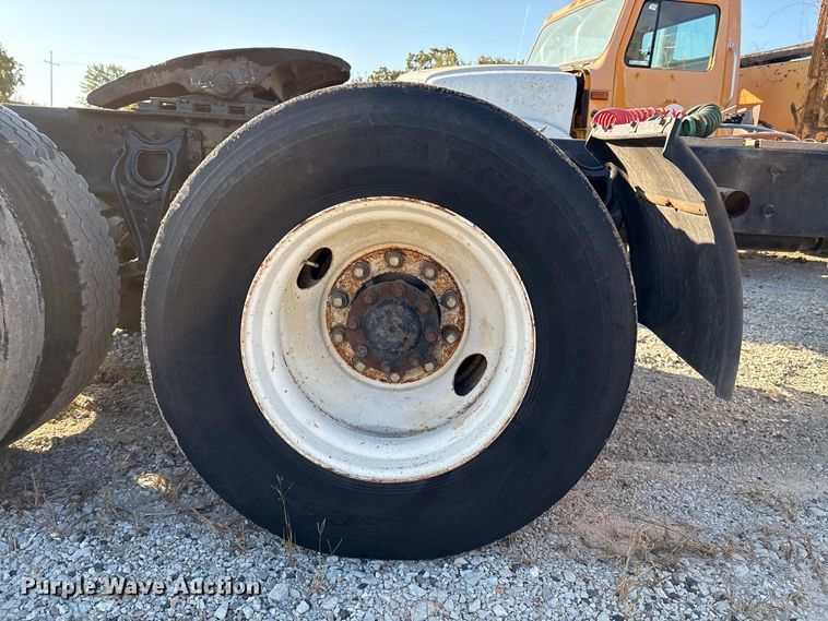 image for item IE9240 1997 International 9200 semi truck