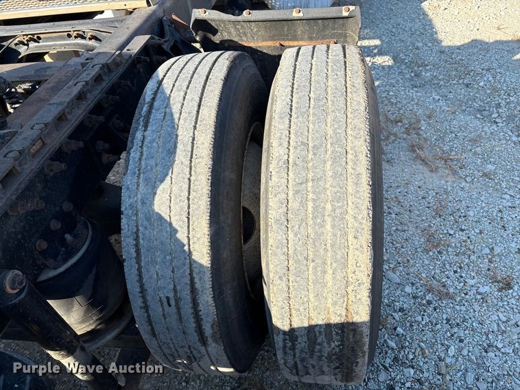 image for item IE9240 1997 International 9200 semi truck