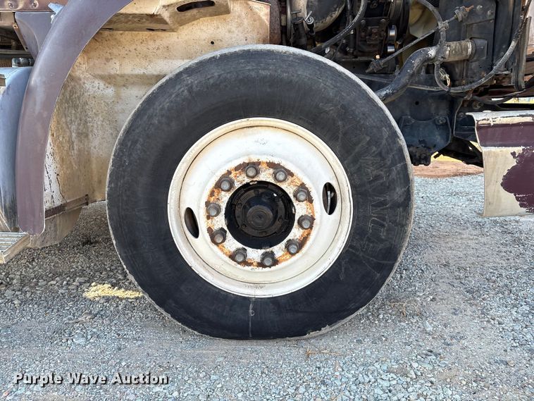 image for item IE9240 1997 International 9200 semi truck