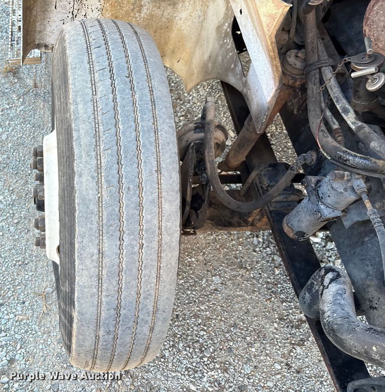 image for item IE9240 1997 International 9200 semi truck