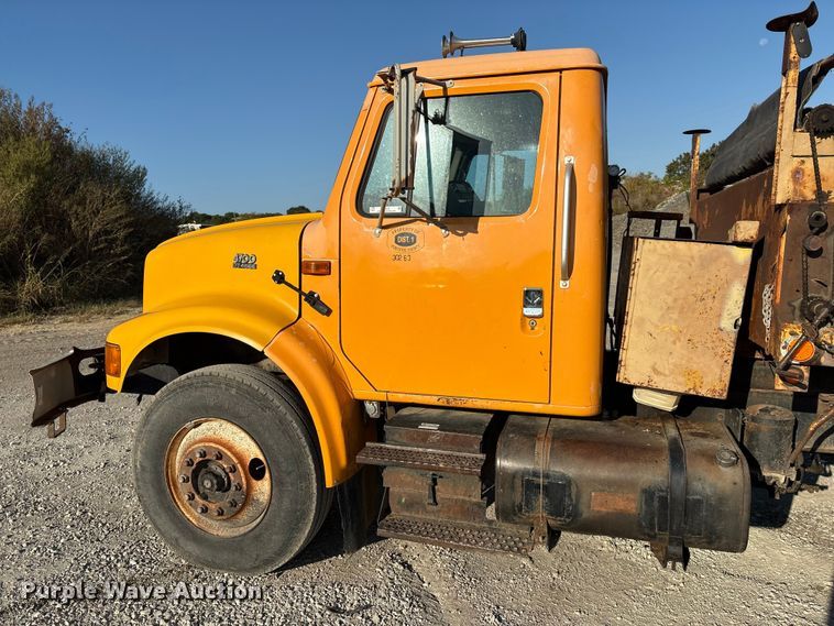 image for item IE9241 2001 International 4700 dump truck