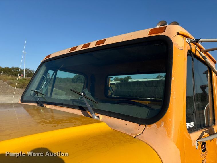 image for item IE9241 2001 International 4700 dump truck